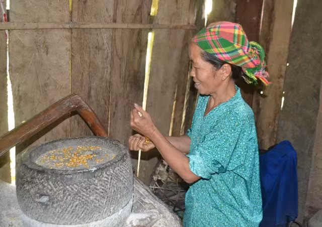 Giống như những ngày bình thường, sáng nào bà Dí và cô con dâu cả cũng dậy chuẩn bị bữa ăn sáng. Sau bữa ăn, những trẻ lớn tự đi ra ngoài chơi, còn những đứa nhỏ thì gia đình phải cắt cử một người lớn trông chừng.