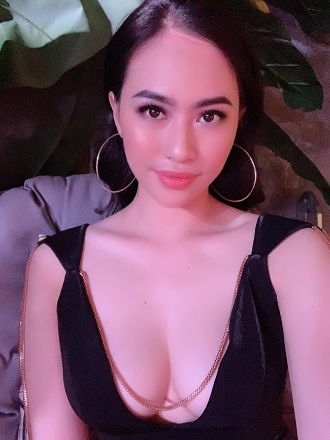 Thảo Mi không ngần ngại khoe vòng 1 căng tròn của mình trong những bộ váy đầm quyến rũ.