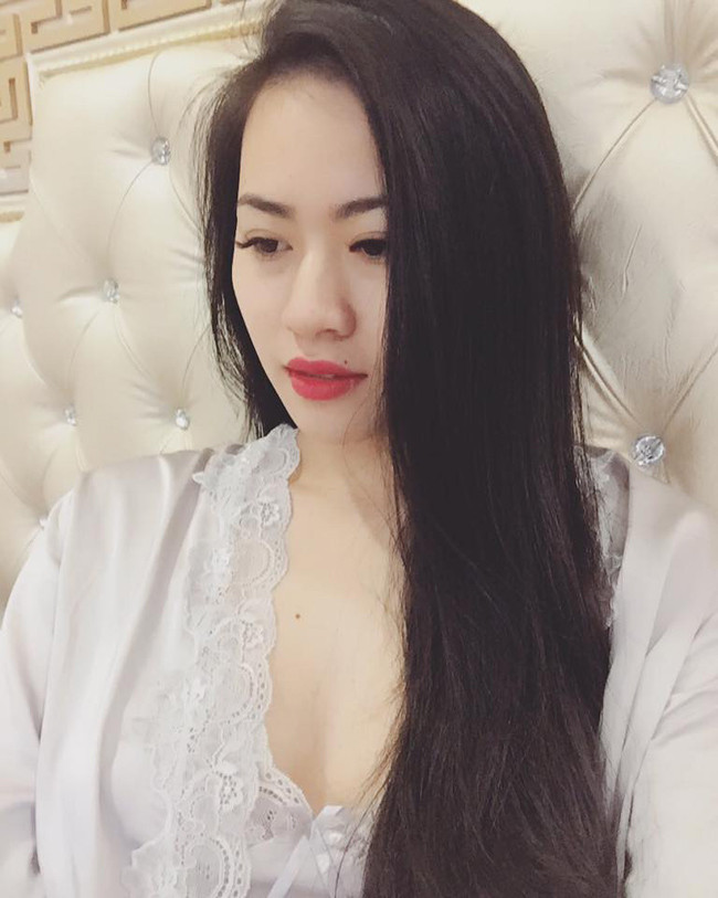 Những tấm ảnh khoe góc nghiêng không tì vết của Thảo Mi liên tục được dân mạng truyền tay nhau.