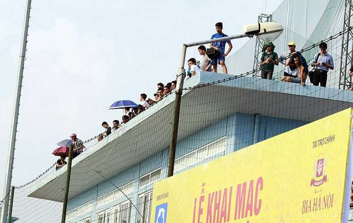 Trong khi khu vực khán đài hết chỗ thì những ngôi nhà cao tầng xung quanh SVĐ được các CĐV Việt làm điểm xem bóng đá lý tưởng.