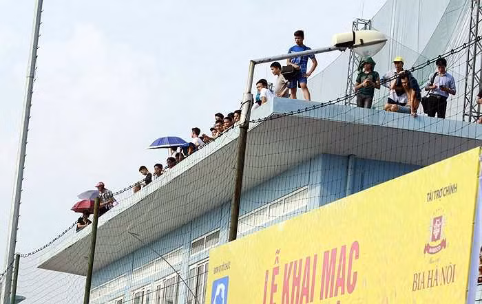 Trong khi khu vực khán đài hết chỗ thì những ngôi nhà cao tầng xung quanh SVĐ được các CĐV Việt làm điểm xem bóng đá lý tưởng.