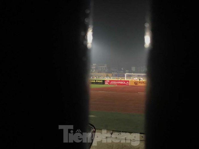 Dù không thể nhìn toàn cảnh nhưng được tận mắt xem các cầu thủ Hà Nội FC thi đấu là quá đủ cho các CĐV yêu đội bóng Thủ đô. Ảnh: Tiền Phong