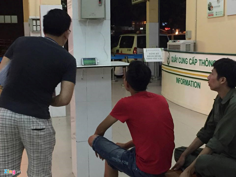 Khi công nghệ phủ sóng, xem bóng đá trực tiếp qua smartphone được nhiều người lựa chọn. Ảnh: Zing