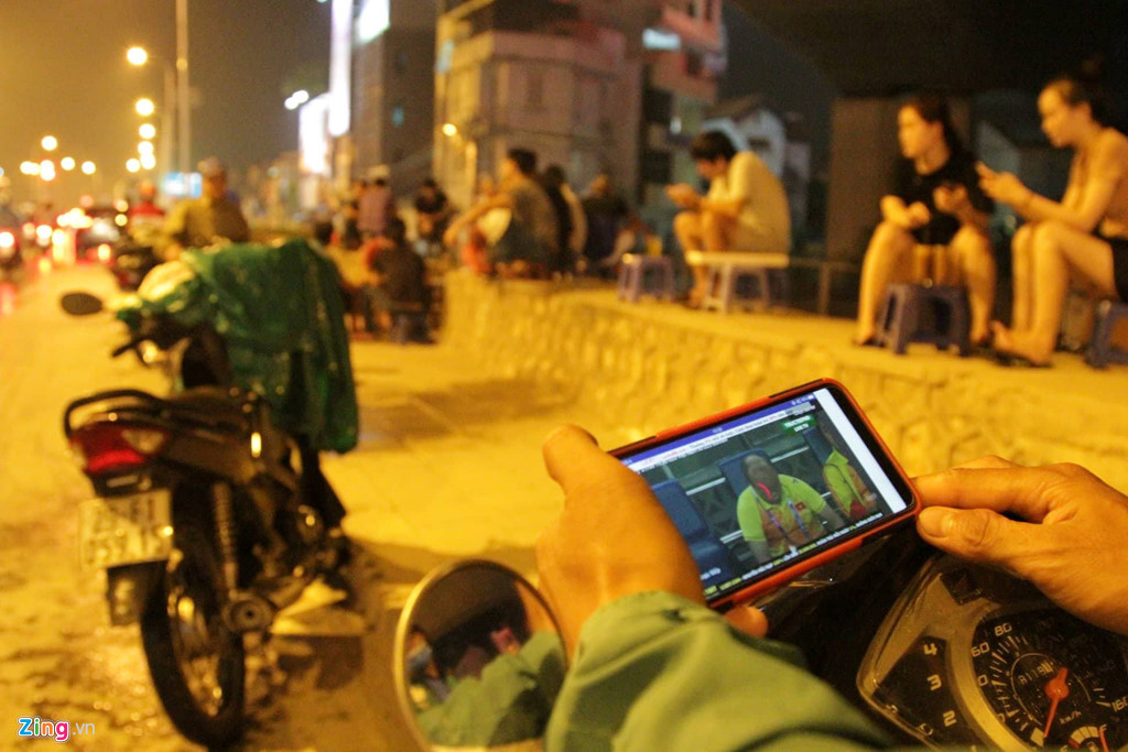 Chỉ cần có 1 chiếc smartphone và mạng wifi hoặc 3G là các CĐV Việt Nam có thể xem bóng đá mọi lúc mọi nơi. Ảnh: Zing