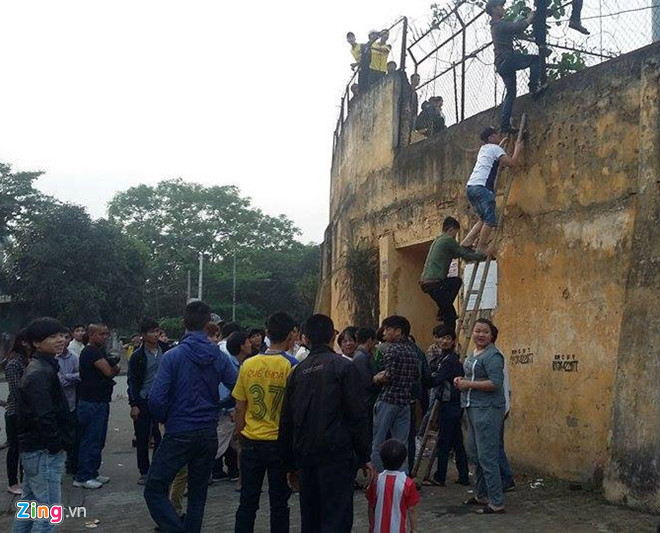 Cách xem bóng đá của người Việt thật khác người. Để tận mắt chứng kiến đội nhà thi đấu, các CĐV SLNA nghĩ ra cách dùng thang để trèo vào sân Vinh. Ảnh; Zing