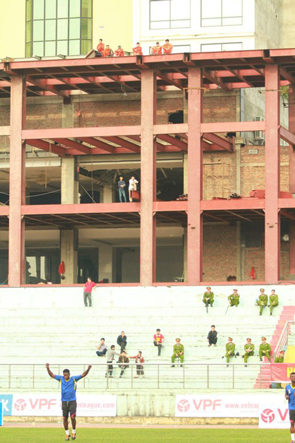 Những điểm cao của các khu nhà gần SVĐ là điểm xem bóng đá lý tưởng mà bất cứ CĐV Việt Nam nào cũng muốn thử.