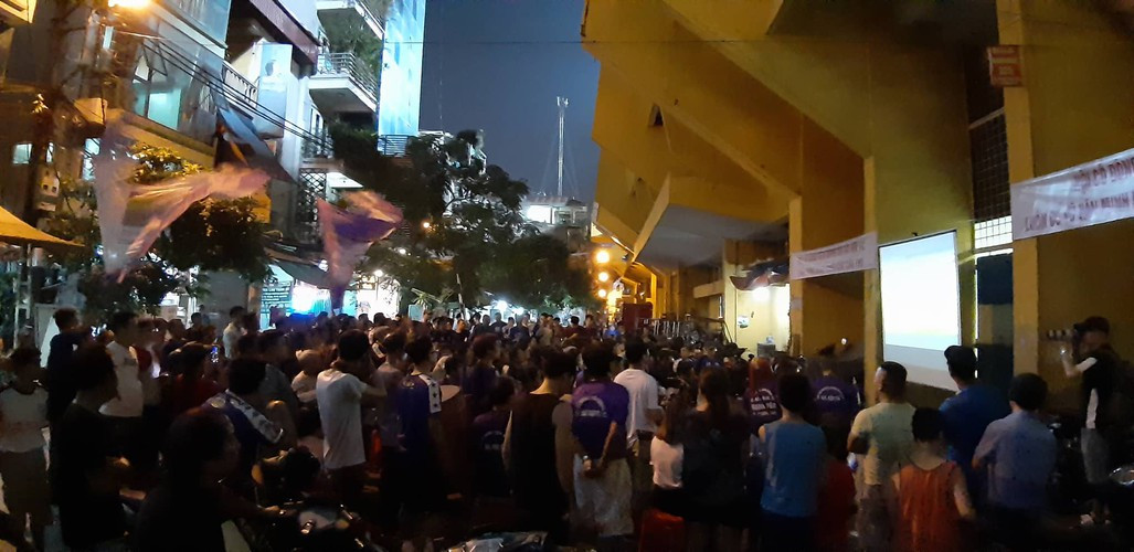 Nhưng từ cái khó ló cái khôn. Không được vào sân xem trực tiếp bóng đá thì các CĐV Hà Nội cổ vũ ngoài sân thông qua máy chiếu. Tiếng trống và nhịp cổ vũ của họ khiến các cầu thủ trong sân vẫn nghe rõ.