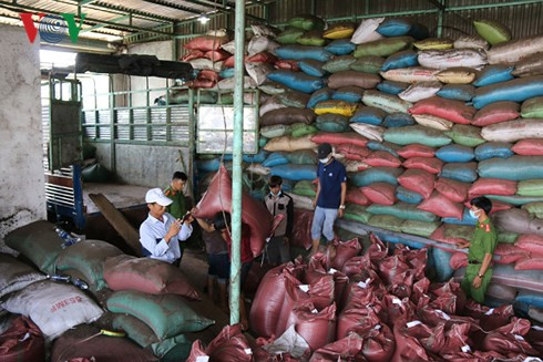 Những đồ dùng nhếch nhác trong quy trình sản xuất cà phê.