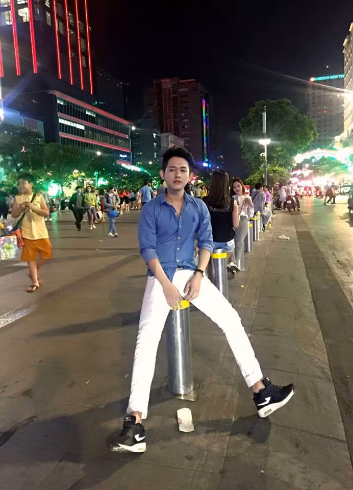 Sự éo le lại tiếp diễn khi Duy Quang vào đính chính lại sự việc thì mọi người lại không tin, cho là chàng trai gốc Tiền Giang này nói dối. Phải mất một khoảng thời gian nhờ bạn bè giúp đỡ, report nick Facebook đó thì cư dân mạng mới chịu tin.