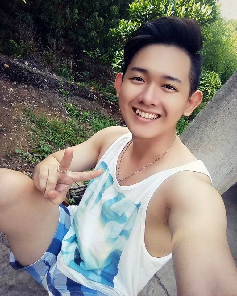 Bên cạnh đó, việc quá nổi tiếng khiến những hình ảnh cũ trên trang cá nhân của Duy Quang liên tục bị "đào mộ" và sử dụng trái phép khiến anh chàng này khá buồn lòng.