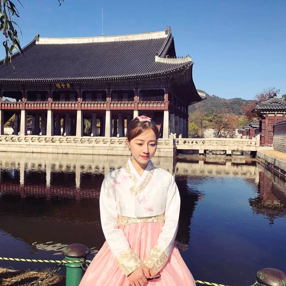 Vy Võ xuất hiện trong khung hình khiến người xem như "rụng tim" vì gương mặt xinh, nụ cười rạng rỡ và nét dịu dàng, nữ tính. Vóc dáng nhỏ nhắn cũng khiến cô nàng xinh xắn này trở nên đáng yêu hơn.