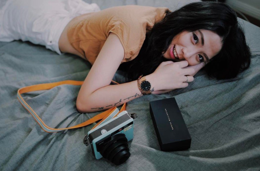 Gần đây, Tô Sa gây chú ý khi chia sẻ những bức ảnh với nhan sắc xinh đẹp, vòng eo phẳng lì, body chuẩn và gu ăn mặc bắt mắt trên Instagram.