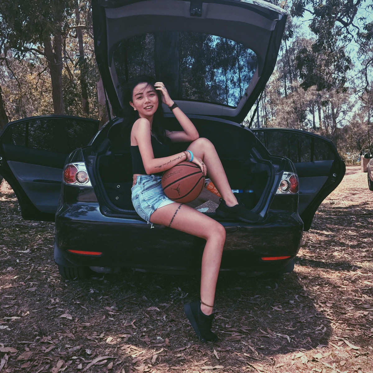 Đặng Tiểu Tô Sa là con gái út cô Văn Thùy Dương, hiệu phó của trường Lương Thế Vinh và là cháu ngoại cưng của cố hiệu trưởng, PGS Văn Như Cương, hiện là du học sinh năm 2 ngành Quản lý khách sạn của trường ĐH The Hotel School Sydney.