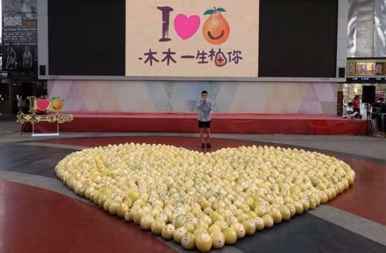 Trước đó, cũng ở Trung Quốc một nam sinh năm 3 xếp hình trái tim khổng lồ bằng 999 trái bưởi tại khu vực gần Đại học Quảng Châu (Trung Quốc) để thổ lộ tình cảm với cô gái khóa trên.