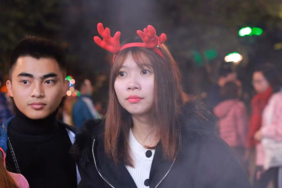 Có thể nói chính những chiếc bờm sừng tuần lộc này đã tô điểm thêm màu sắc cho các bạn gái trong lễ Giáng sinh năm nay.