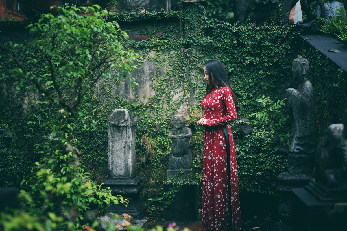 Trong tà áo dài đỏ, chấm hoa li ti đầy nữ tính, "cô gái vàng TDDC Việt Nam" ngày nào đã toát ra thần thái vô cùng thùy mị, nết na.