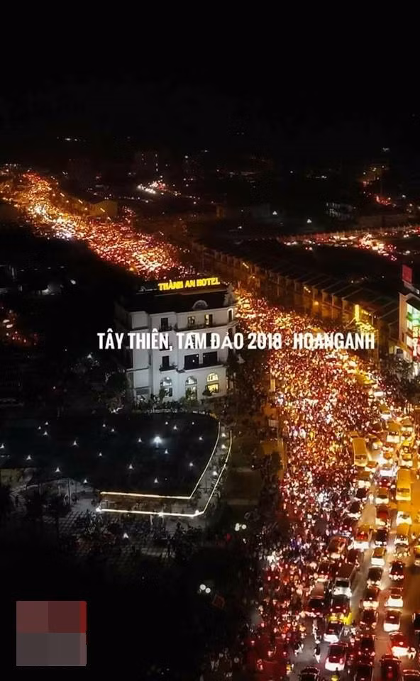 Cũng như mọi năm Lễ hội Hoa đăng Tây Thiên lại đón hàng vạn du khách thập phương tới dự. Cũng chính bởi vậy nên việc ách tắc trong thời gian lễ hội diễn ra là điều thường thấy.