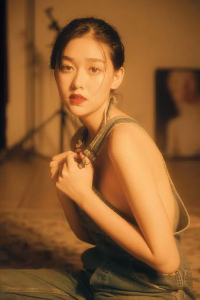 Sở hữu gương mặt biểu cảm tốt, cựu hot girl 10X trường Phan Đình Phùng làm mẫu ảnh từ khi còn học cấp 3.