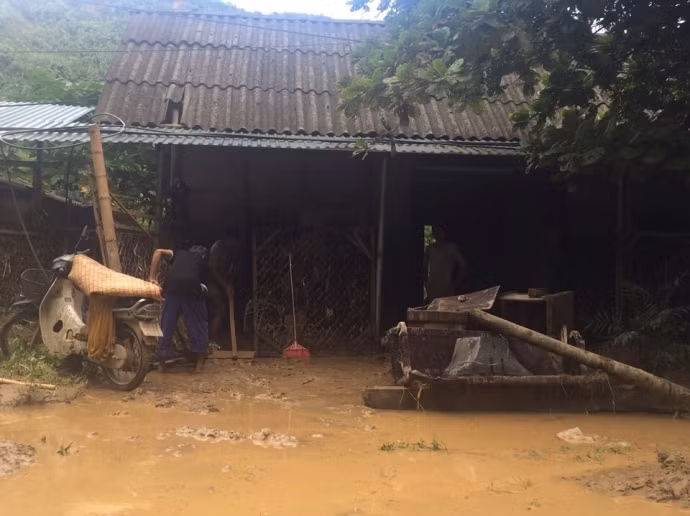 Quang cảnh tan hoang sau khi cơn lũ quét qua. (Ảnh: người dân Cốc San, TP Lào Cai hót dọn bùn đất sau khi nước rút)