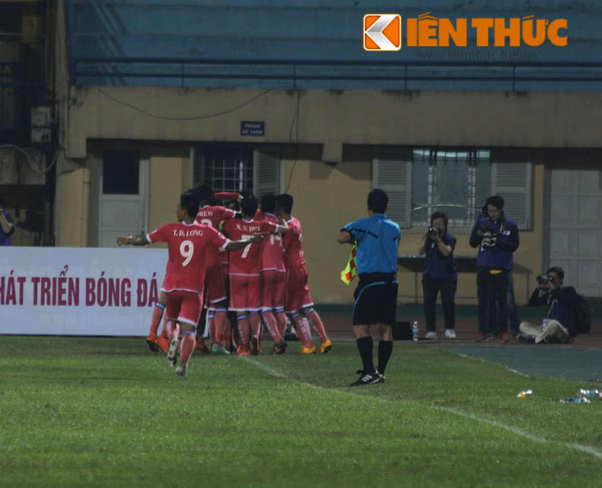 Dù đã đẩy thấp đội hình nhưng Hà Nội T&amp;T bất ngờ bị tân binh của V.League 2016 có bàn thắng gỡ hòa ở phút thứ 82 do công của trung vệ Ngọc Hảo sau pha lên tham gia tấn công.