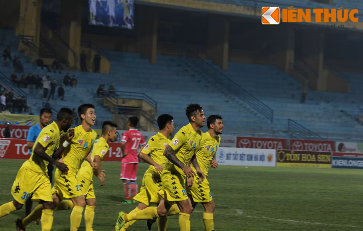 Hiệp hai bắt đầu với sự kiểm soát thế trận thuộc về các cầu thủ Hà Nội T&amp;T. Bất ngờ tỷ sso được mở khi bóng lăn được khoảng 5 phút. Từ một pha phạt góc, bóng tìm đến đầu của Gonzalo và cầu thủ này đã mở tỷ số của trận đấu.