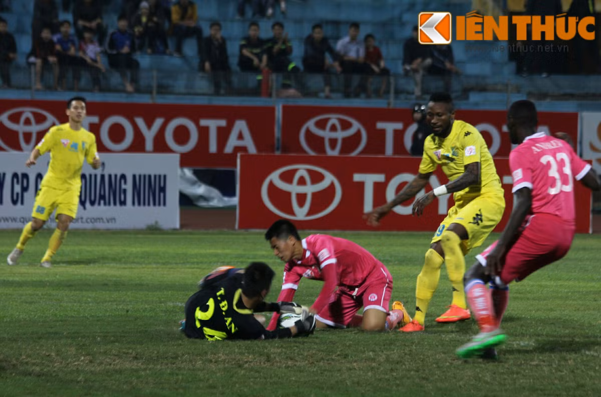 Dù để đội hình đá thấp nhưng những pha phản công của Á quân V.League 2015 cũng đưa ra vô vàn tính huống nguy hiểm về phần sân của CLB Hà Nội.