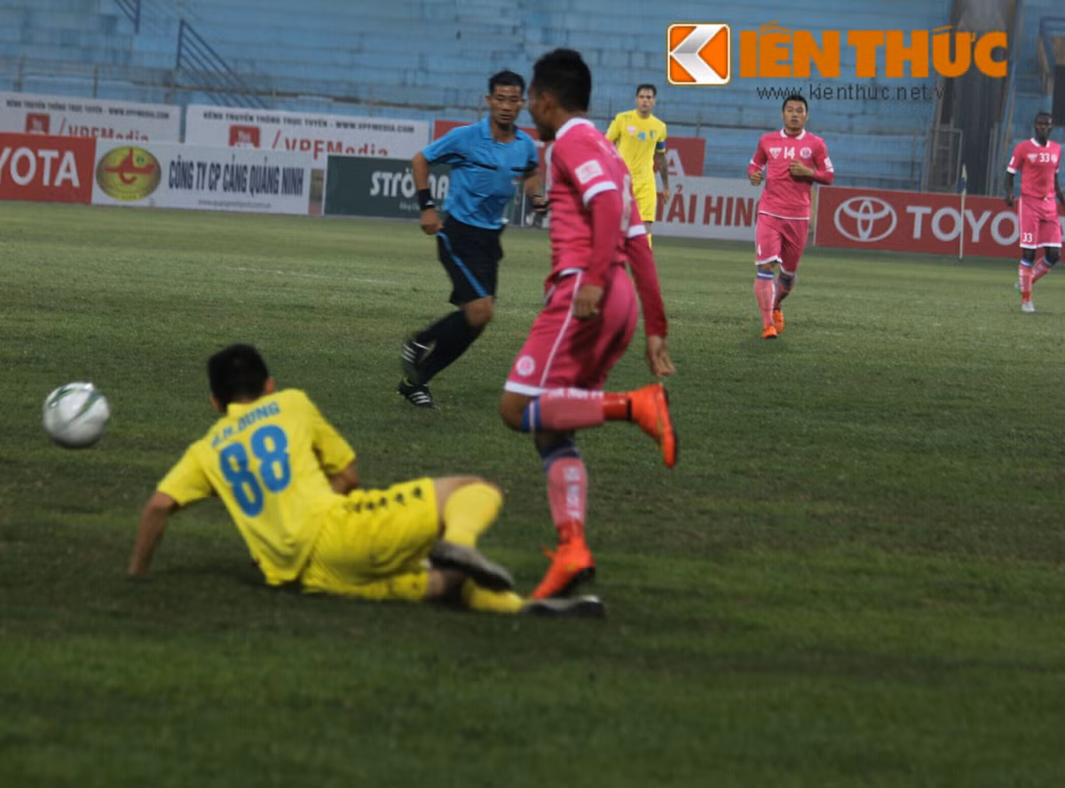 Trận đấu bắt đầu với không khí sôi nổi đế từ phía hai đội. Rất nhiều pha bóng đá chú ý đã được tạo ra về phía khung thành của hai thủ môn.