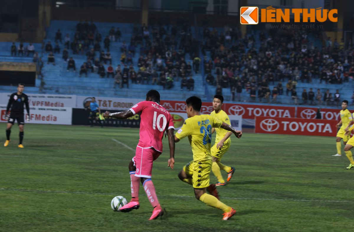 Để đội bóng cùng thành phố cầm hòa, các cầu thủ Hà Nội T&amp;T dồn lên tìm kiếm bàn thắng.