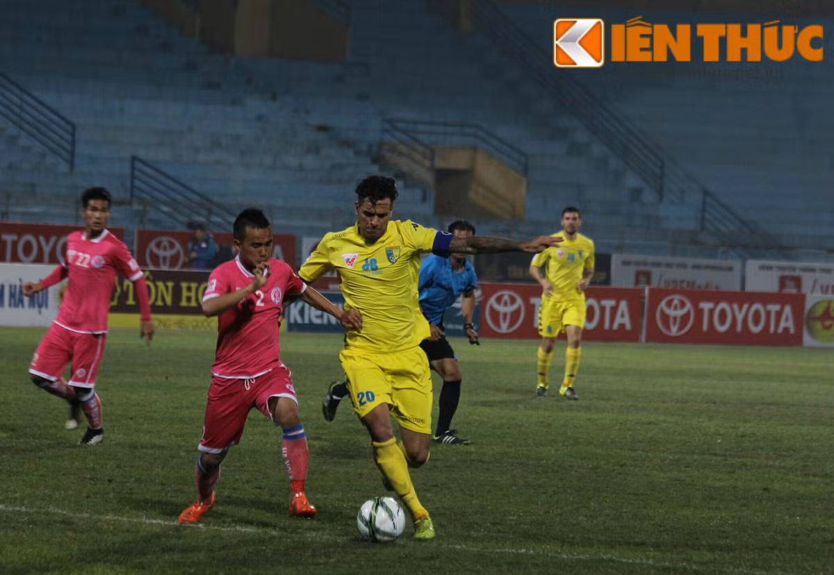 Phía bên kia chiến tuyến, đội chủ nhà Hà Nội T&amp;T cũng khẳng định được vị thế của mình với những đường tấn công nguyên hiểm của Gonzalo và Hoàng Vũ Samson.