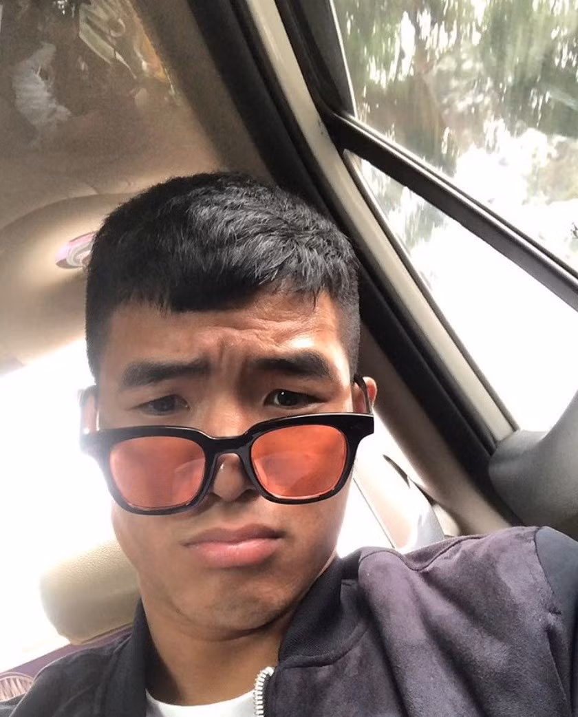 Trở về Phú Thọ sau một năm xa nhà, Hà Đức Chinh vẫn chẳng thay đổi, vẫn cho đăng bức ảnh "cực mặn" của mình.