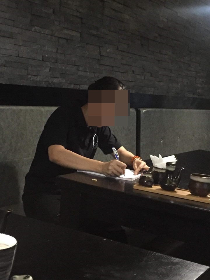 Sau khi sự việc được đăng tải, rất nhiều dân mạng đã đưa ra ý kiến bình luận và đa phần đều tỏ thái độ "phát sợ" với những gì được ghi lại tại quán ăn Nhật Bản trên. Nickname Hiền Thu chia sẻ: "Trong bát hay ngoài bát thì giòi vẫn là giòi. Không thể chấp nhận được . Quá bẩn thỉu và mất vệ sinh an toàn thực phẩm . Đã ăn ở quán vài lần xem xong chỉ muốn nôn hết các thứ ra."