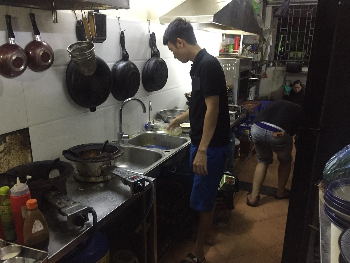Đột nhập vào khu chế biến thực phẩm, nhiều dân mạng không khỏi hoảng hồn khi đồ dùng được bày bừa bãi, thực phẩm sống, chín không được bọc, che chắn và gần như tất cả các công việc của nhân viên bếp đều được làm bằng "tay trần".