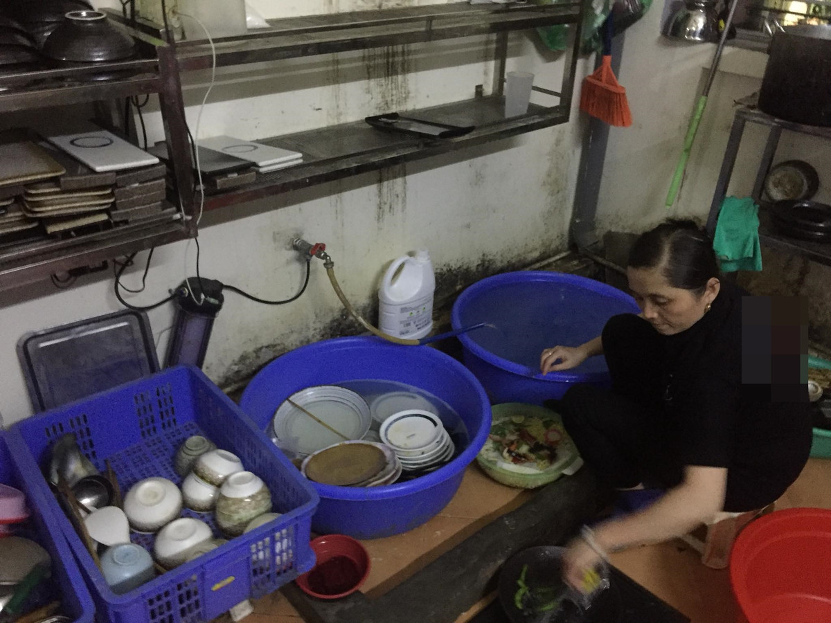 Khu vực rửa bát bằng chậu nhựa và gần cống của cửa hàng đồ ăn Nhật Bản có giòi rơi ra từ bát mì.