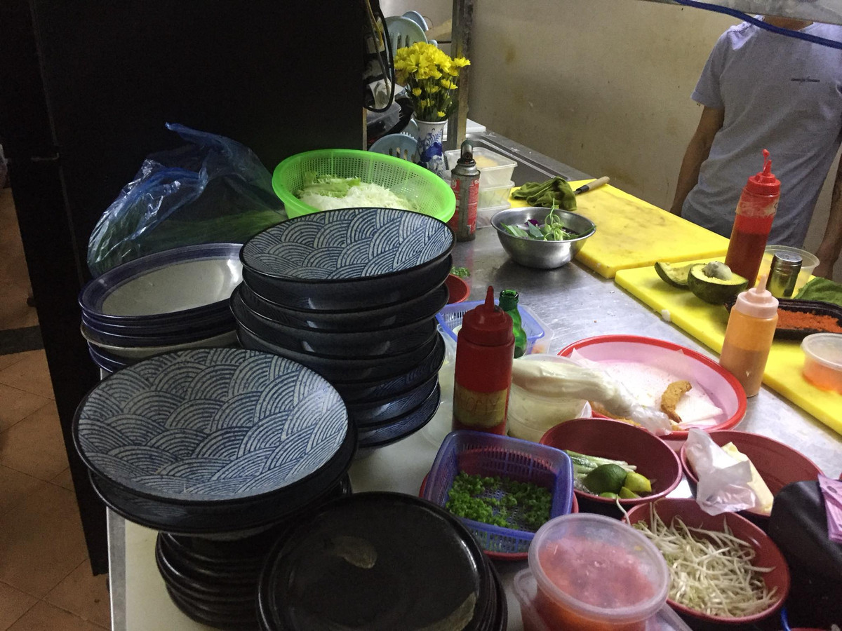 Cụ thể sau khi gọi bát mì Udon từ quán ăn Nhật Bản trên địa bàn Hà Nội, những thực khách thực sự hoảng hồn khi phát hiện ra những "sinh vật" lạ là những con giòi từ bát mì mình vừa gọi.