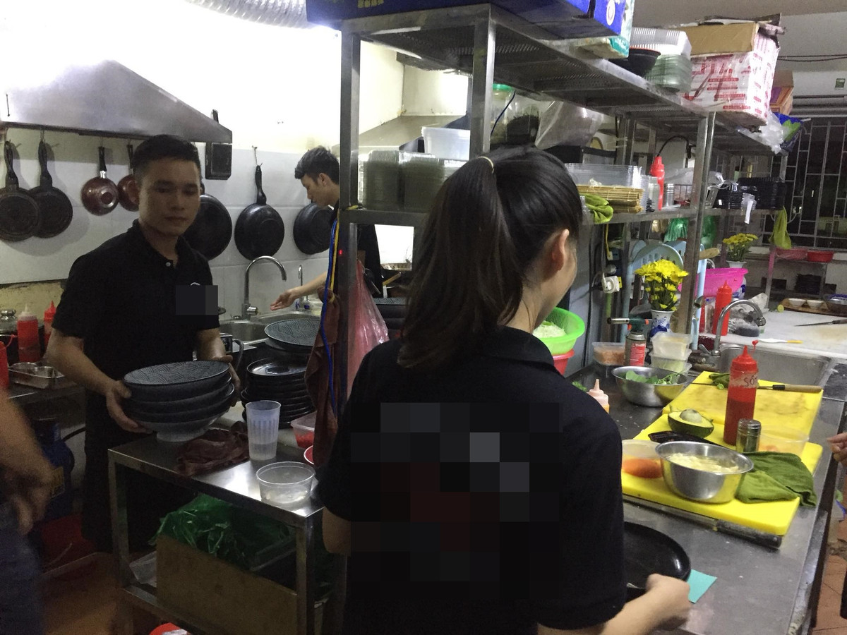 Chuyện an toàn thực phẩm là điều mà các cơ quan chức năng liên tục nhắc nhở các cửa hàng cung cấp dịch vụ ăn uống. Tuy nhiên, vẫn còn đó rất nhiều những trường hợp làm ăn tắc trách dẫn tới những hậu quả.