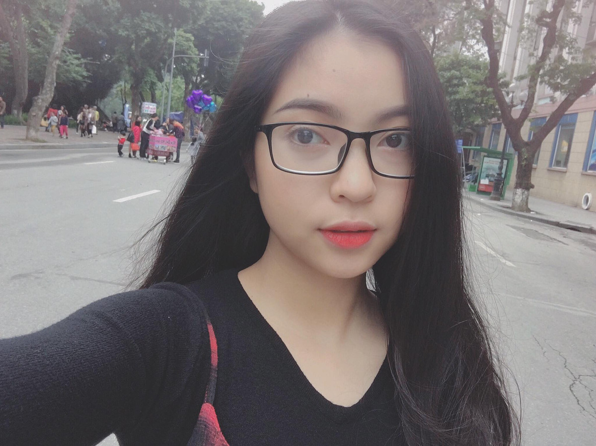 Vẻ ngoài bình dị, dễ thương của Nhật Lê được thay bằng sắc sảo quyến rũ trong bức hình mới khiến nhiều người bất ngờ.