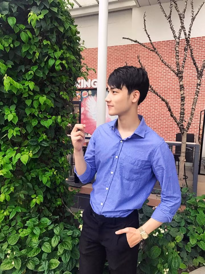 Bên cạnh đó, trong trường Đại học Kinh tế Quốc dân, cái tên Duy Long không phải là một gương mặt xa lạ bởi trước đây anh chàng này từng đăng quang ngôi vị Sinh viên thanh lịch NEU 2016 (HALO NEU).