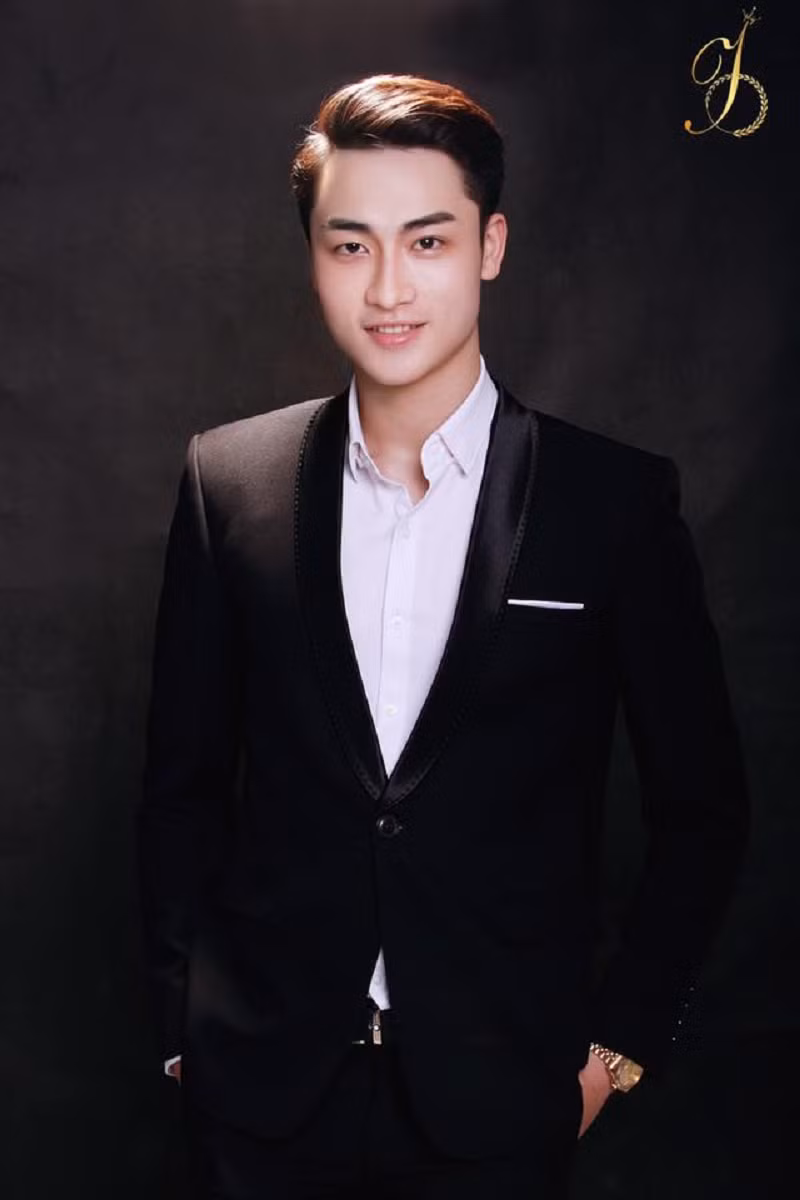 Chàng trai được nhắc tới đó là Trần Duy Long, hiện là sinh viên năm 3, ngành Quản trị kinh doanh trường ĐH Kinh tế Quốc dân. Gần đây, anh chàng nam sinh này tiếp tục khiến cư dân mạng phải "phát sốt không thôi" bởi vẻ ngoài soái ca của mình.