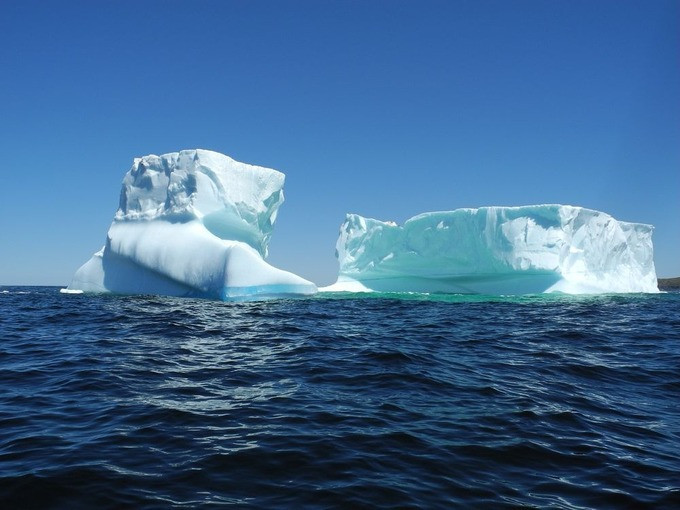 Các chuyên gia cho biết số lượng lớn băng trôi năm nay là hậu quả của hiện tượng nóng lên toàn cầu, trong khi những cơn gió ngược mạnh hơn bình thường đã đẩy băng trôi nhanh xuống phía Nam.