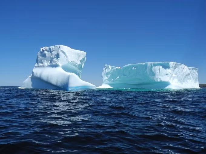Các chuyên gia cho biết số lượng lớn băng trôi năm nay là hậu quả của hiện tượng nóng lên toàn cầu, trong khi những cơn gió ngược mạnh hơn bình thường đã đẩy băng trôi nhanh xuống phía Nam.