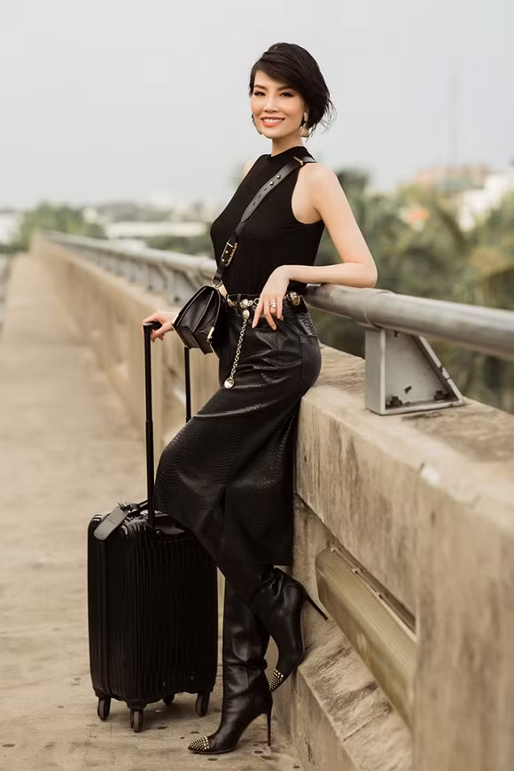 "Có những lúc áp lực, tôi còn khuyên chồng nên đi lấy vợ khác để họ sinh con cho anh. Nhưng may mắn là 4 năm sau, tôi sinh 1 bé trai. Vậy là tổng cộng 9 năm, tôi mới sinh được con cho chồng" - siêu mẫu Vũ Cẩm Nhung tâm sự.