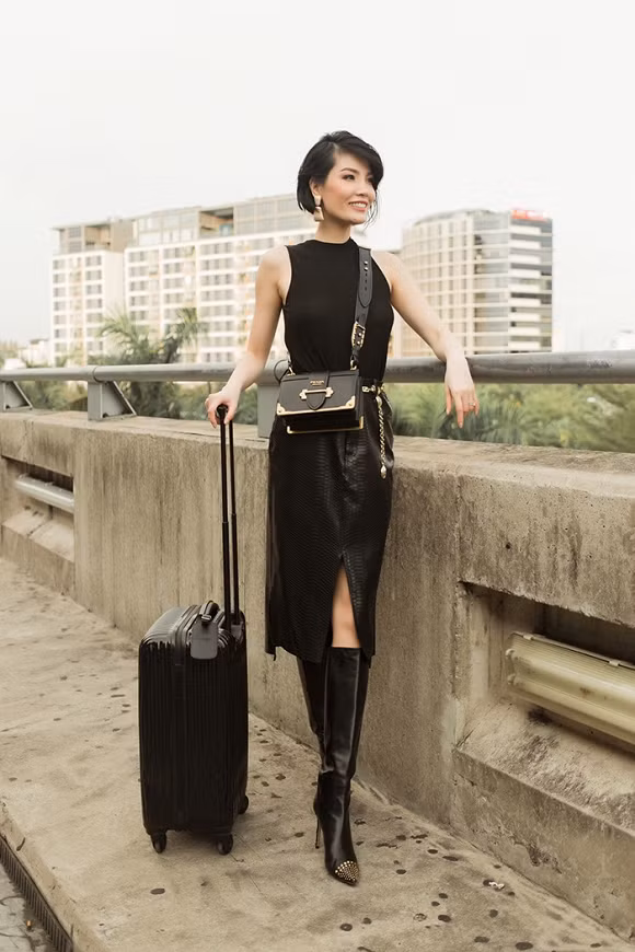 Chia sẻ với PV, Vũ Cẩm Nhung cho hay: "Tôi kết hôn năm 26 tuổi, gần 5 năm mới mang thai lần đầu. Khi ấy, tôi mang bầu song thai. Nhưng niềm vui lúc ấy không trọn vẹn bởi tôi bị sinh non khi mang thai hơn 5 tháng. Tôi rất đau lòng khi không giữ được con. Tuy vậy, chồng đã luôn ở bên cạnh để chia sẻ với tôi. Anh còn viết thư nhờ mọi người không nhắc lại chuyện buồn để tôi nhanh chóng vượt qua nỗi đau. Trong đời sống thường nhật, anh cũng tìm mọi cách để tôi nguôi ngoai theo cách nhẹ nhàng nhất".