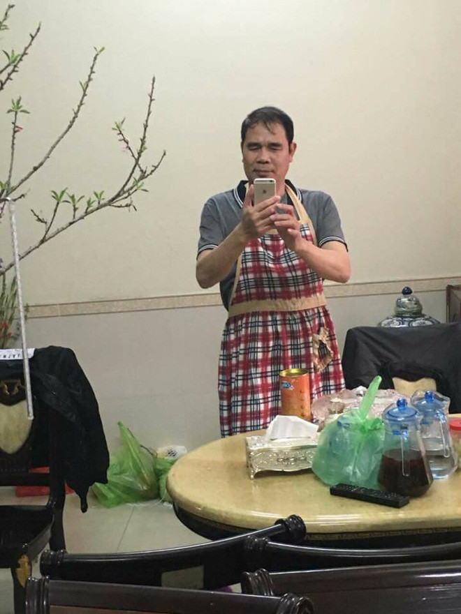 Ngay sau khi trào lưu khoe ảnh bố mẹ tự sướng được nở rộ, bên cạnh những tấm ảnh, dân mạng cũng để lại những bình luận mà bất ai đọc đều phải cười tủm tỉm. Đơn cử như nickname Hoàng Khánh có chia sẻ: "Đeo tạp dề, chuẩn bị nấu nướng mà bố mình không quên chụp một cái ảnh lưu niệm".