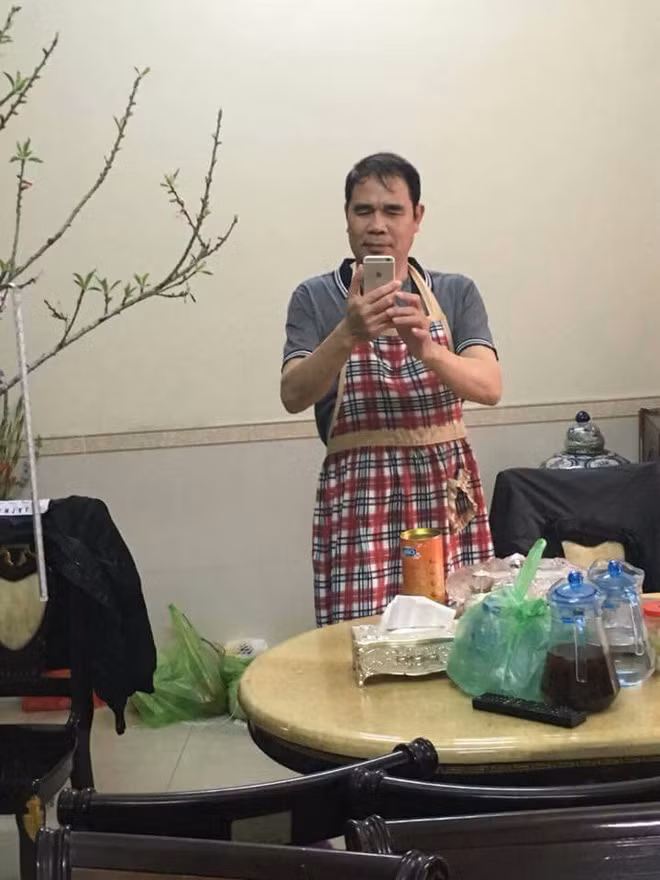 Ngay sau khi trào lưu khoe ảnh bố mẹ tự sướng được nở rộ, bên cạnh những tấm ảnh, dân mạng cũng để lại những bình luận mà bất ai đọc đều phải cười tủm tỉm. Đơn cử như nickname Hoàng Khánh có chia sẻ: "Đeo tạp dề, chuẩn bị nấu nướng mà bố mình không quên chụp một cái ảnh lưu niệm".