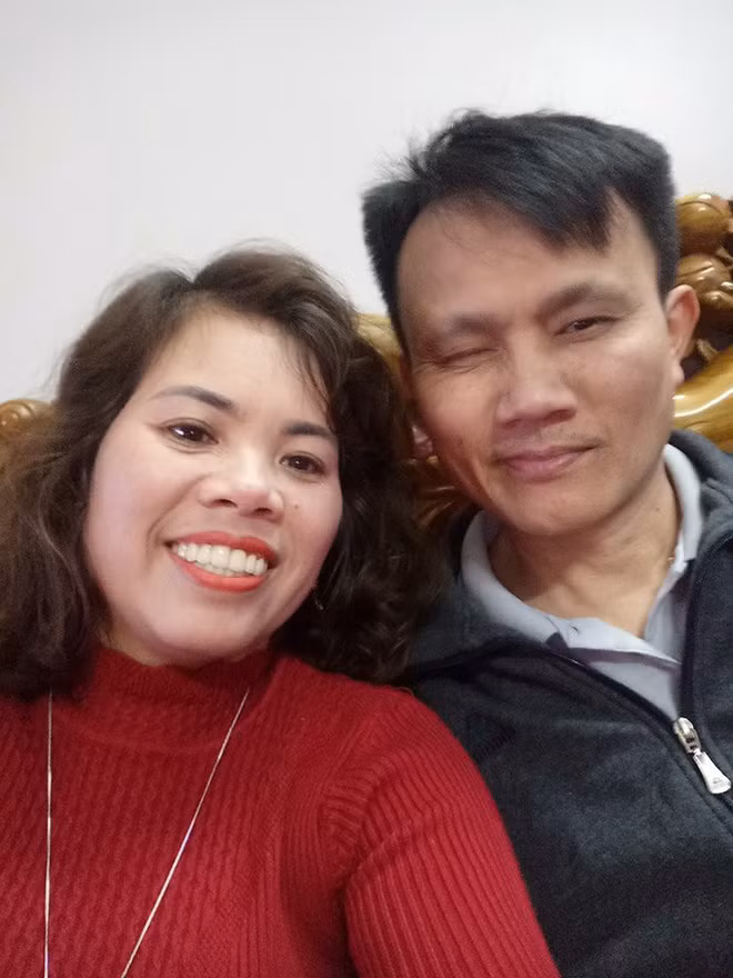 Bố mẹ của nickname Hoàng Vi "Nháy mắt cơ", cô con gái hài hước bình luận vào ảnh của bố mẹ mình.