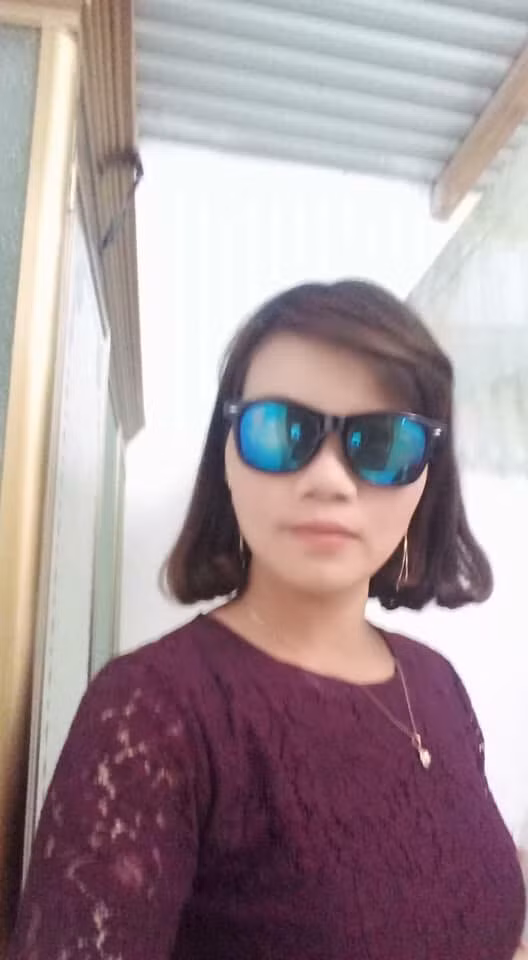 "Mẹ mình lấy chồng sớm nên bây giờ vẫn hồn nhiên vui tươi lắm!" là bình luận của nickname Chu Hải An.