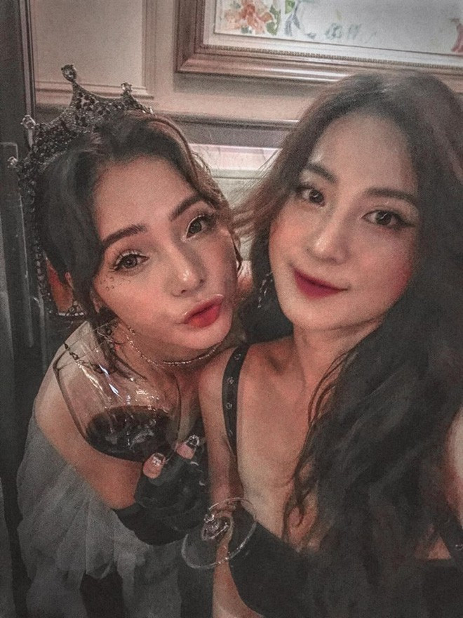 Buổi tiệc có sự tham gia của gần 40 người nhưng ai cũng tuân thủ chuẩn dress code theo sở thích của Jang Hy - phong cách Gothic.