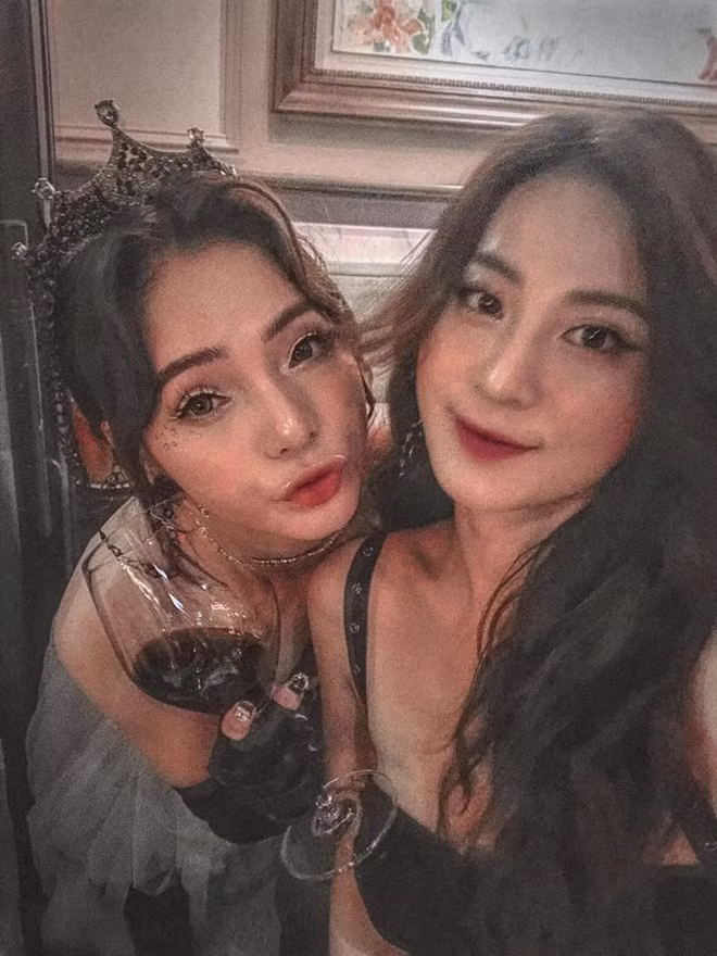 Buổi tiệc có sự tham gia của gần 40 người nhưng ai cũng tuân thủ chuẩn dress code theo sở thích của Jang Hy - phong cách Gothic.