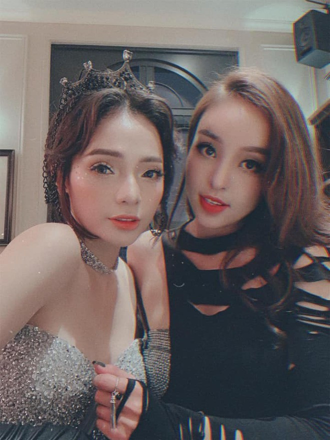 Hội bạn hot mom này gồm những cái tên đã nổi tiếng trong giới trẻ Hà thành như: Ngọc Mon, Jang Hy, Mai Ly, Vân Nhi, Miss Audition Ngọc Anh, My Thảo Hồ...