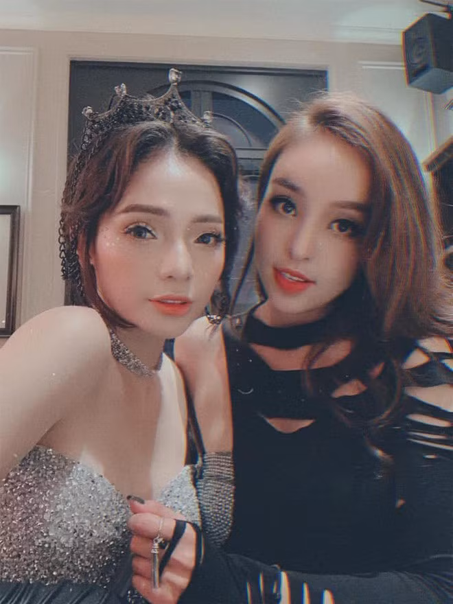 Hội bạn hot mom này gồm những cái tên đã nổi tiếng trong giới trẻ Hà thành như: Ngọc Mon, Jang Hy, Mai Ly, Vân Nhi, Miss Audition Ngọc Anh, My Thảo Hồ...